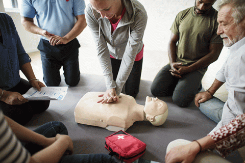 people doing CPR on mannequin